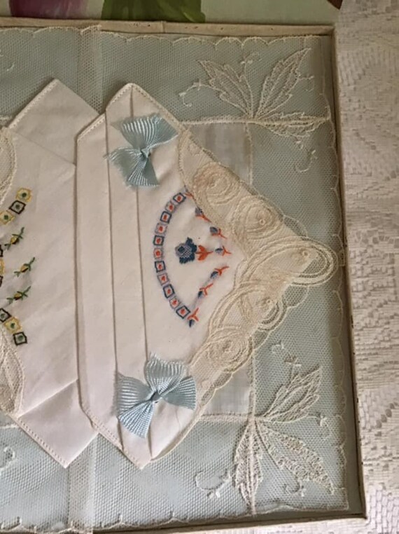 Vintage 1930's Handkerchiefs Set Of Three Hankies… - image 4