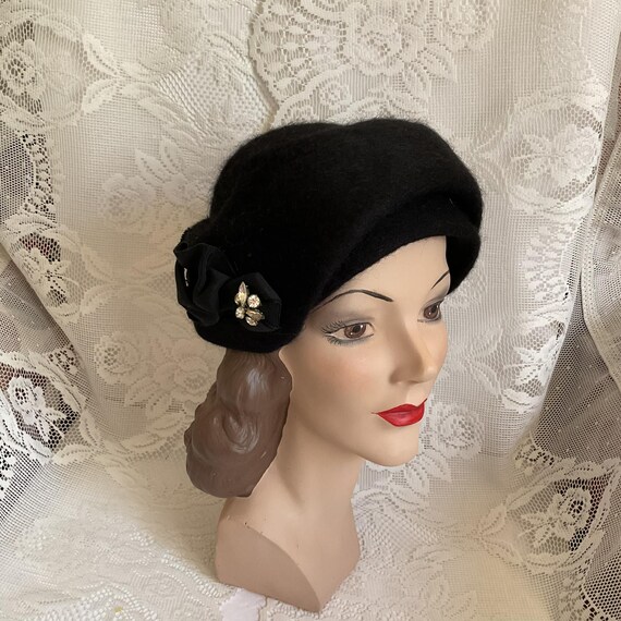AMAZING 1950s\' BLACK FURRY FELT HAT -  CORDE TRIM & 2 RED QUILLS/RHINESTONES Vintage 1950 main image 4