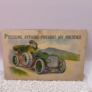 Postal antigua eduardiana de 1915. Pareja joven en un automóvil antiguo. Tiene escritura en el reverso. ¡Se vende en el estado en que se encuentra!