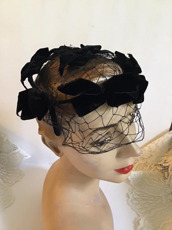 Vintage 1950's 1960's Hat Black Velvet Bows And V… - image 4