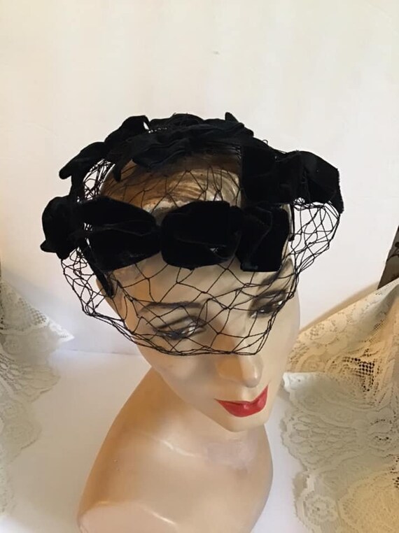 Vintage 1950's 1960's Hat Black Velvet Bows And V… - image 3