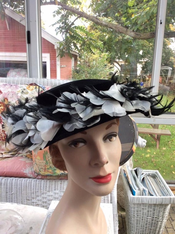 Vintage 1940s 1950s Hat Black Velvet White Fabric 