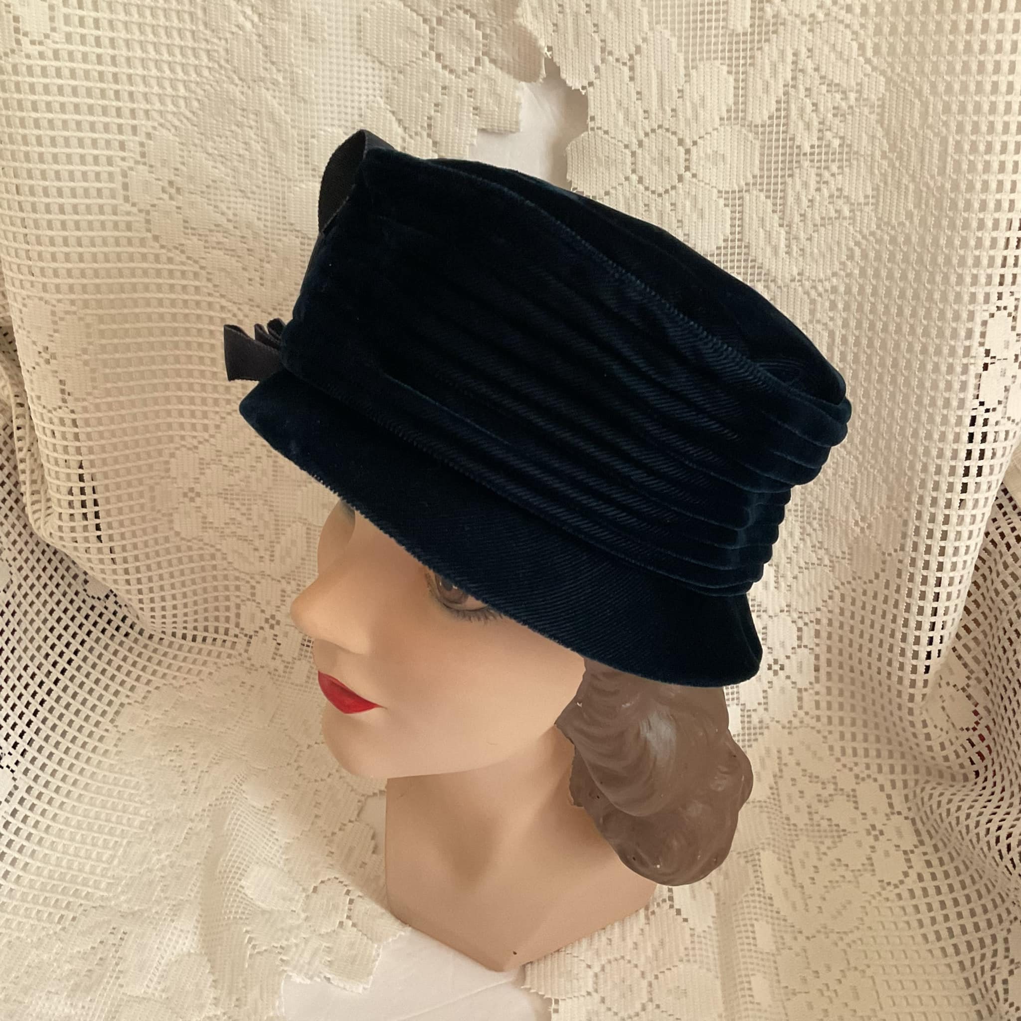 Vintage Navy Blue Velvet Hat by Donnybrook. Great condition well preserved.1960 Gatsby Wedding Hat in Dark Green Velvet with French Veiling  main image 3