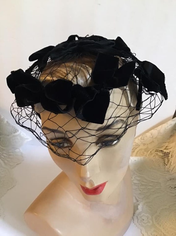 Vintage 1950's 1960's Hat Black Velvet Bows And V… - image 8