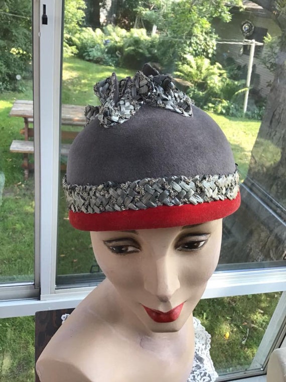 Vintage 1940s 1950s Hat Gray Felt With Red Thin V… - image 4