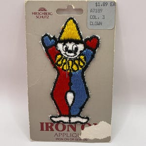 Aplique de payaso para planchar vintage de los años 70 en colores primarios, stock muerto adherido a tarjeta de presentación original