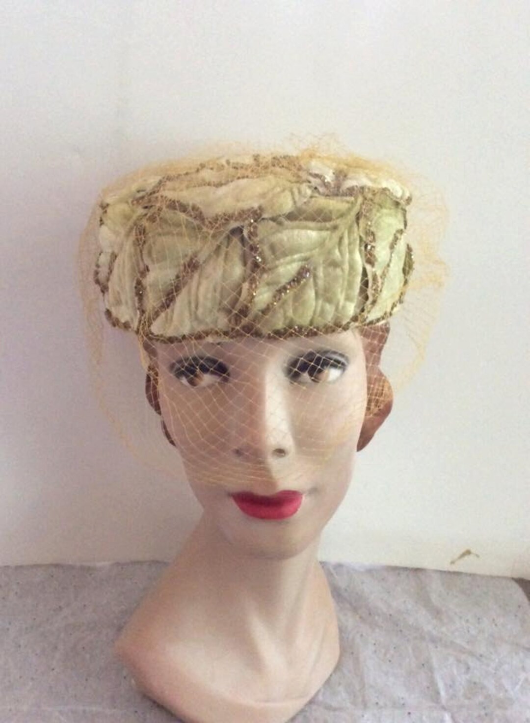 ?HP?VTG 1940-50s Avocado Green Velvet Pillbox Capulet Hat Rhinestones Pleating 1950s Emerald Green Velvet Pillbox Hat - Mid-century Glamour  main image 2