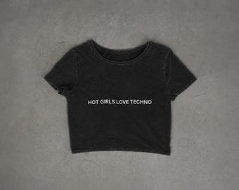 Camiseta cropped feminina de algodão preta com estampa da frase Y2K, ideal para amantes de música techno, perfeita para festivais, baladas e streetwear.