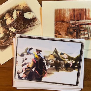 Cartes de voeux de la collection Cowgirl | correspondance remarquable, courrier postal remarquable, idée cadeau unique de pendaison de crémaillère | Correspondant de journal indésirable
