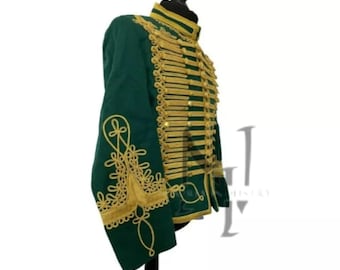 Könnte beinhalten: Eine grüne Militärjacke mit goldenen Litzenbesatz und aufwendigen Stickereien an den Ärmeln. Die Jacke hat einen hohen Kragen und einen Knopfschließer.