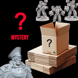 Può includere: Una scatola misteriosa con un punto interrogativo sopra. La scatola è appoggiata su una pila di scatole di cartone. Sullo sfondo ci sono tre figure in miniatura di robot. Il testo "MYSTERY" è scritto sotto il punto interrogativo.