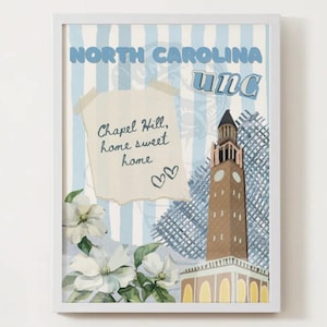 Puede incluir: Un fondo a rayas azul y blanco con el texto "North Carolina UNC" y "Chapel Hill, home sweet home". Una flor blanca con hojas verdes se encuentra en la esquina inferior izquierda. Un edificio marrón con una alta torre del reloj se encuentra en el centro de la imagen.