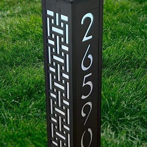 Solar betriebenes Adressschild: Moderne Hausnummer Post im Labyrinth Design