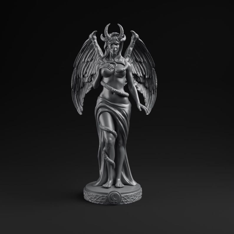 Op de afbeelding: Een grijze standbeeld van een gevleugelde figuur met hoorns, een gedrapeerd gewaad en een slang die om het lichaam gewikkeld is. Het standbeeld heeft een gedetailleerde basis met een maansikkelontwerp. De vleugels van de figuur zijn gespreid en de algehele esthetiek is gotisch.