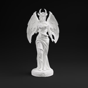 Op de afbeelding: Een witte sculptuur van een gevleugelde figuur met hoorns, een slang en vloeiende gewaden. Het beeld heeft gedetailleerde vleugels en staat op een cirkelvormige basis met een maansikkelontwerp. De figuur staat tegen een zwarte achtergrond.