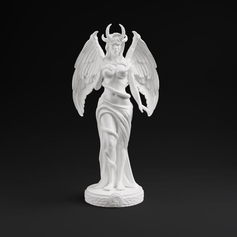 Op de afbeelding: Een witte sculptuur van een gevleugelde figuur met hoorns, een slang en vloeiende gewaden. Het beeld heeft gedetailleerde vleugels en staat op een cirkelvormige basis met een maansikkelontwerp. De figuur staat tegen een zwarte achtergrond.
