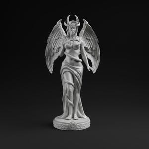 Op de afbeelding: Een wit beeld van een gevleugelde figuur met hoorns, een slang gewikkeld rond het lichaam en een vloeiende jurk. Het beeld staat op een cirkelvormige basis met een maansymbool. De figuur heeft uitgestrekte vleugels en een serene uitdrukking.