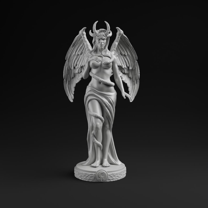 Op de afbeelding: Een wit beeld van een gevleugelde figuur met hoorns, een slang gewikkeld rond het lichaam en een vloeiende jurk. Het beeld staat op een cirkelvormige basis met een maansymbool. De figuur heeft uitgestrekte vleugels en een serene uitdrukking.