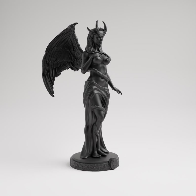 Op de afbeelding: Een zwart beeld van een gevleugelde vrouwelijke figuur met hoorns, een slang om haar torso en een vloeiende jurk. Het beeld staat op een ronde basis en heeft een gedetailleerde, gotische esthetiek.