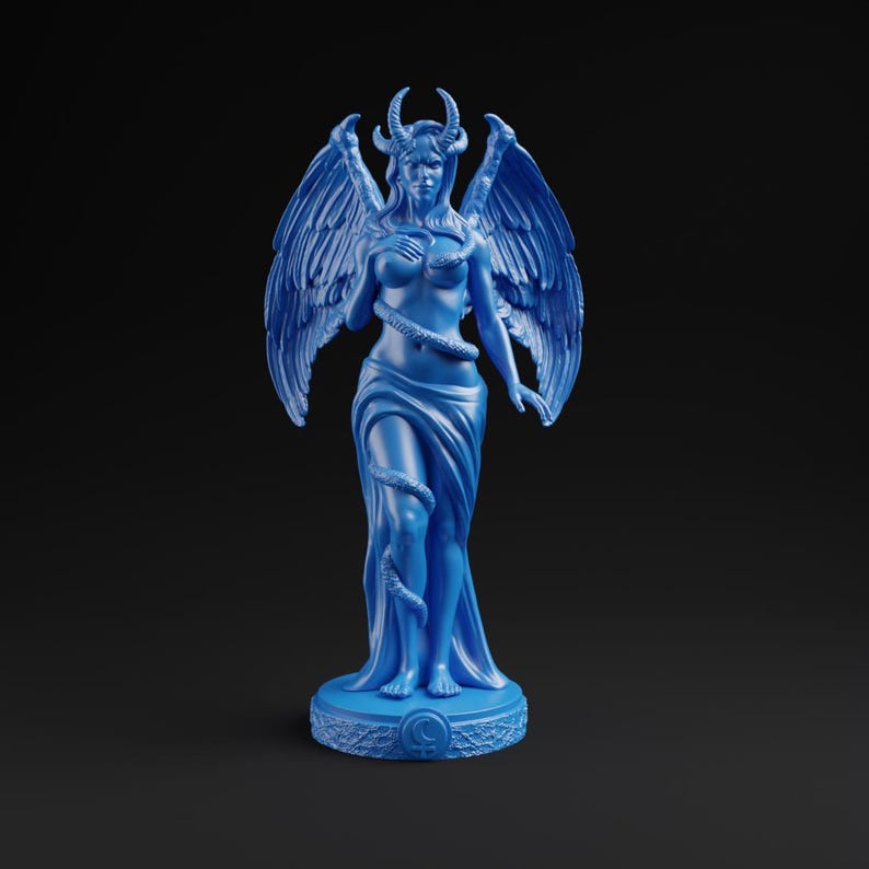 Op de afbeelding: Blauw beeld van een gevleugelde figuur met hoorns, een vloeiende jurk en een slang om het lichaam gewikkeld. Het beeld staat op een ronde basis met een maansikkelsymbool. De achtergrond is zwart.