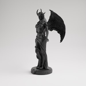 Op de afbeelding: Zwarte beeld van een vrouw met hoorns, vleugels en een slang. Het beeld staat op een ronde basis met een gedetailleerd ontwerp. Een decoratief item in gotische of fantasy-stijl.