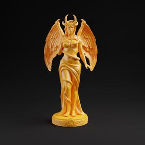 Op de afbeelding: Een gouden beeld van een gevleugelde figuur met hoorns, gehuld in vloeiende stof, en een slang die zich om het lichaam wikkelt. De figuur staat op een cirkelvormige basis met een symbool. Het beeld heeft gedetailleerde vleugels en een serene uitdrukking.