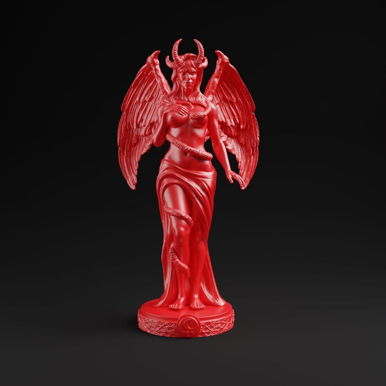 Op de afbeelding: Een rood beeld van een gevleugelde figuur met hoorns, een slang gewikkeld om het lichaam en een vloeiende jurk. Het beeld staat op een cirkelvormige basis met een decoratief patroon. De achtergrond is zwart.