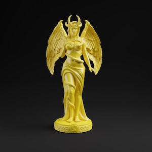 Op de afbeelding: Een gele standbeeld van een gevleugelde figuur met hoorns, een gedrapeerde jurk en een slang die om het lichaam gewikkeld is. Het beeld heeft een gedetailleerd ontwerp en staat op een cirkelvormige basis. De achtergrond is zwart.