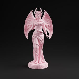 Op de afbeelding: Roze standbeeld van een gevleugelde figuur met hoorns, een slang en een vloeiende jurk. Het beeld staat op een cirkelvormige basis met een maansymbool. De vleugels van de figuur zijn gespreid en een slang is om het lichaam gewikkeld.