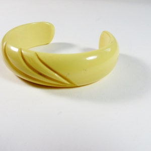 Vintage Carved Bakelite 1930s Bakelite 1940s Bakelite Bracelet Carved Bangle Butter Yellow Bakelite Cuff Vintage Bracelet Carved Bakelite