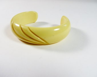 Vintage Carved Bakelite 1930s Bakelite 1940s Bakelite Bracelet Carved Bangle Butter Yellow Bakelite Cuff Vintage Bracelet Carved Bakelite