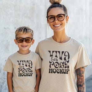 Maqueta de camiseta de madre e hijo Maqueta de mamá e hijo arena Bella Canvas 3001 Maqueta 3001T Descarga instantánea del día de la madre Maqueta minimalista de moda