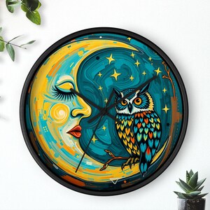 Peut inclure: Une horloge murale ronde avec un cadre noir. Le cadran présente une illustration colorée d'un croissant de lune avec un visage, un hibou perché sur une branche et des étoiles. La palette de couleurs comprend le jaune, le bleu et l'orange.
