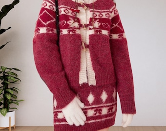 Conjunto festivo de cárdigan y falda de punto rojo: atuendo invernal de dos piezas muy cómodo