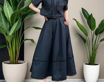 Conjunto azul marino de dos piezas: camisa corta y falda midi de cintura alta