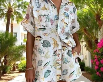 Conjunto a juego con estampado de peces tropicales: camisa y pantalones cortos de corte holgado estilo playero.