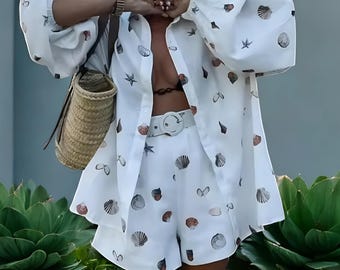 Conjunto de camisa y pantalones cortos con estampado de conchas: atuendo bohemio costero