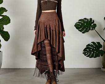 Falda bohemia marrón con flecos altos y bajos en capas: estilo festival, cottagecore, de brujas y steampunk.