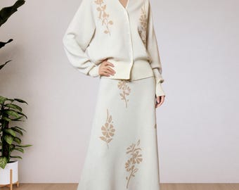 Elegante conjunto de cárdigan de punto floral beige y falda larga: un conjunto de invierno clásico, suave y chic.