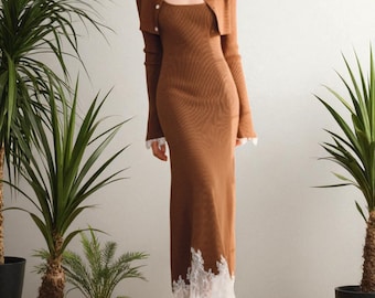 Vestido largo de punto con ribete de encaje y cárdigan: conjunto de otoño en mezcla de lana