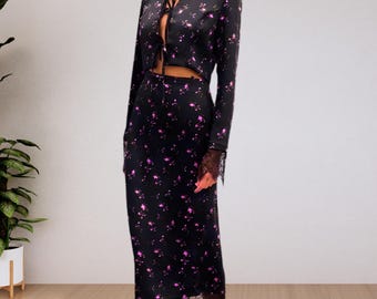 Conjunto floral negro de dos piezas • Top de satén y falda midi con dobladillo de encaje
