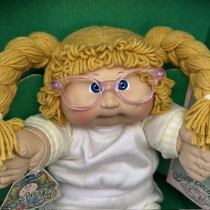 NIB 1985 Cabbage Patch Kids flicka, "Fernanda Noelle", HM 8 med rosa glasögon