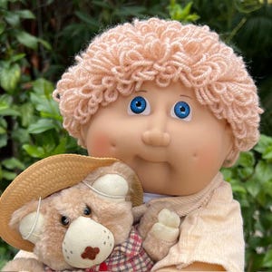 Jahrgang 1984 Jesmar DPK, "Robert Tom", Champagner Haare, Teddybär-Outfit, Mini Pelzfell