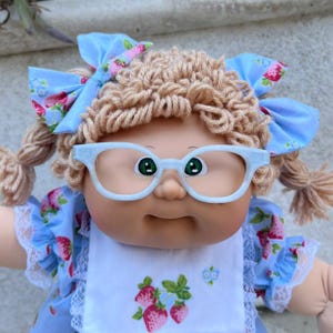 Vintage Cabbage Patch Kid z 1985 r., „Cristy Ruby”, HM 8, KT Factory, fryzura w kolorze szampańskim, sukienka i okulary na zamówienie