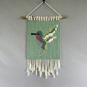 ピクセル マクラメ 壁掛け | ハチドリ 壁掛けアート | 鳥のマクラメ タペストリー | ボヘミアン バード デコレーション | ハンドメイド ファイバー アート | 流木 壁掛け