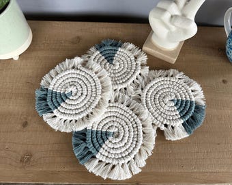 Set di 4 sottobicchieri in macramè / Design a spirale con frange blu e bianche / Decorazione da tavolo boho fatta a mano / Sottobicchieri per bevande in macramè ecologici