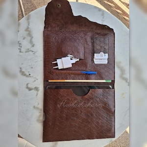 Funda de cuero to mano para iPad met espacio para cargador, bolides and tarjetas