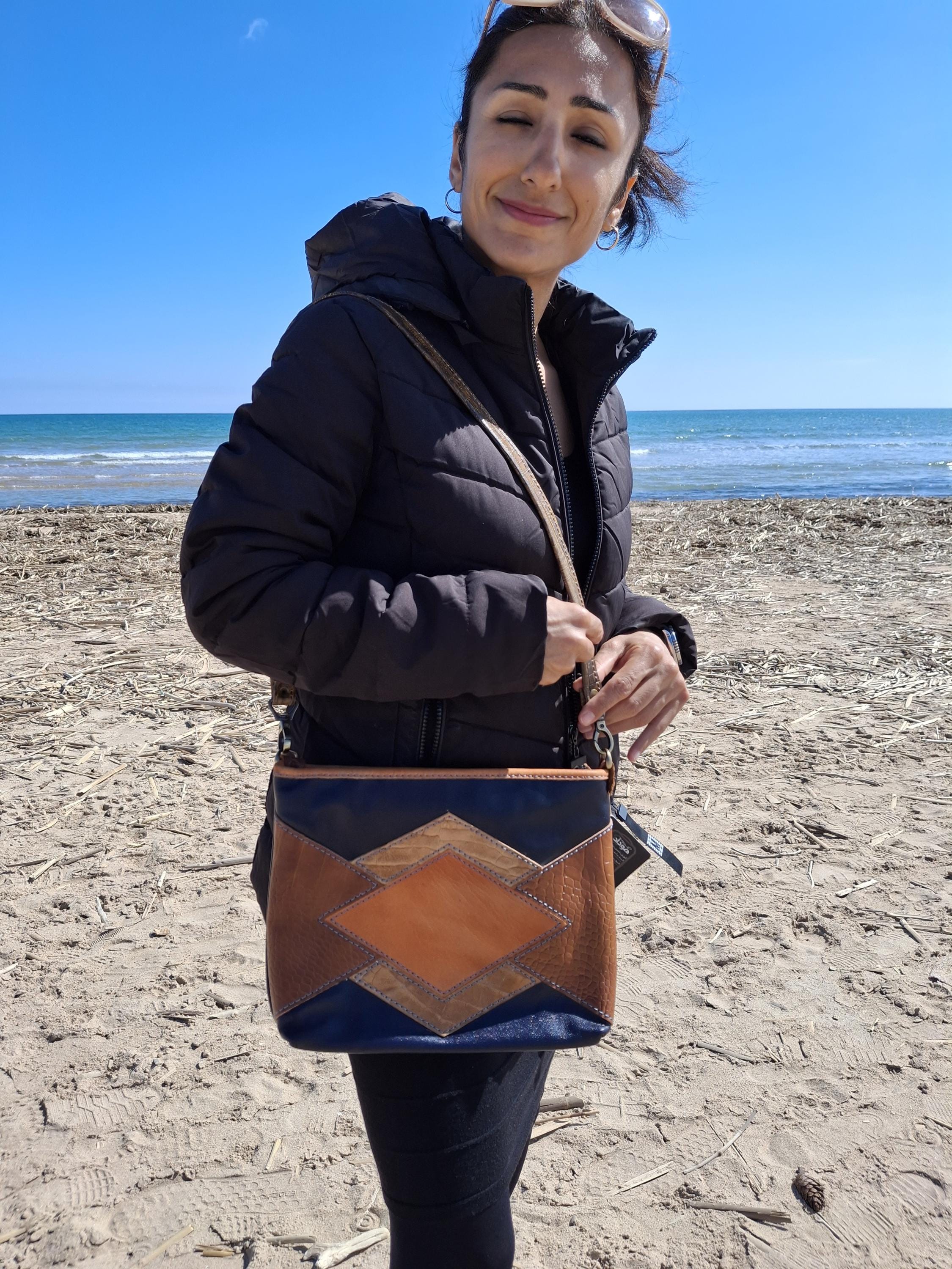 手作りの本革ショルダーバッグ。芸術的なパッチワークデザイン 