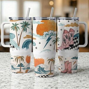 Puede incluir: Tres vasos de acero inoxidable con tapas y pajitas. Los vasos presentan diferentes diseños con temática de playa. Un vaso tiene una puesta de sol, palmeras y olas. Otro vaso tiene botas de vaquero rosas y un patrón a cuadros. El tercer vaso tiene una puesta de sol, palmeras y olas.