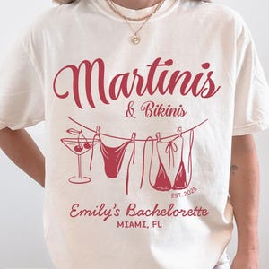 Maglietta per addio al nubilato con Martini e Bikini, maglietta personalizzata per addio al nubilato in spiaggia, viaggio di fine settimana tra ragazze, regalo per damigelle d&#39;onore, Martini e Bikini